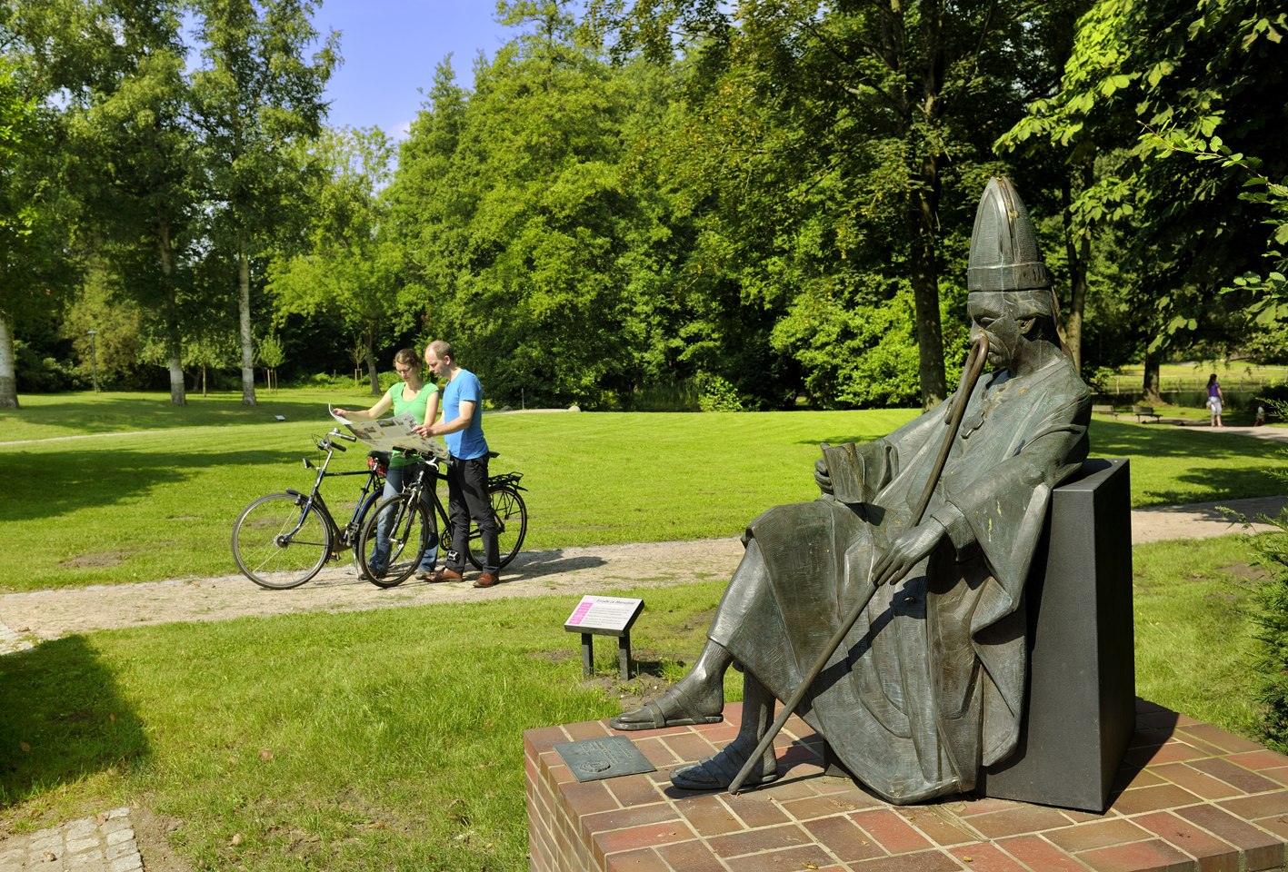 Zwei Radfahrer rasten im Klosterpark Harsefeld., © Mönchsweg e.V. / Andreas Dittmer