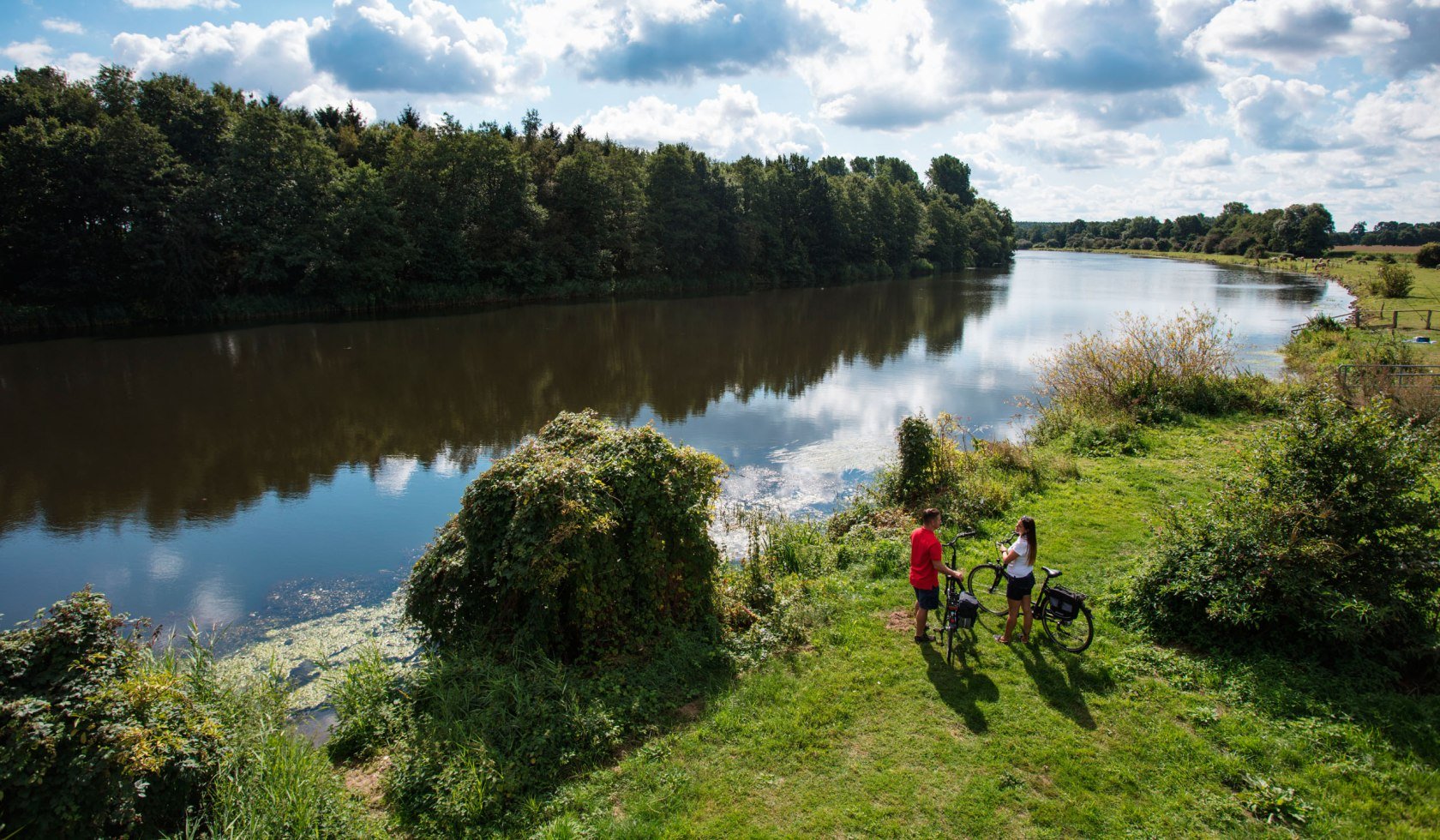 Zwei Radfahrer am Ufer der Ems, © Naturpark Hümmling / Holger Leue