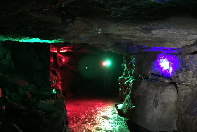 Taschenlampenführung in der Schillat-Höhle, © Hessisch Oldendorf Schillat-Höhle Taschenlampenführung