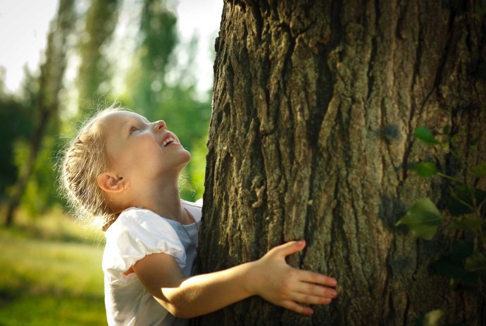 Kind umarmt einen Baum, © Fotolia / paffy