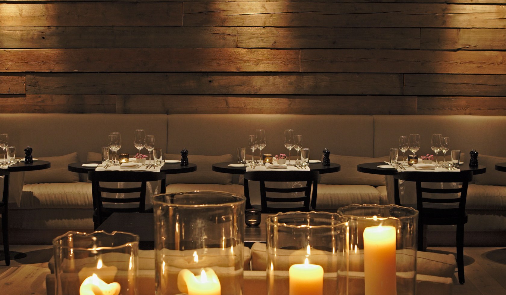Blick ins Restaurant mit Kerzen im Vordergrund, © Hotel Seesteg Norderney
