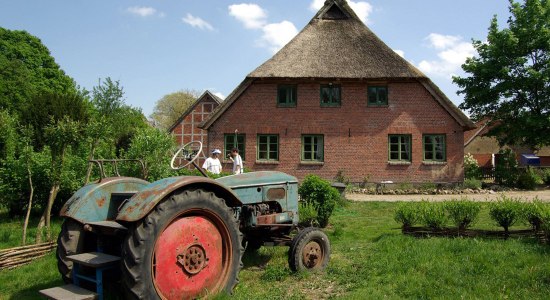 Traktor vor dem Museumsbauernhof Wennerstorf, © Stiftung Freilichtmuseum am Kiekeberg