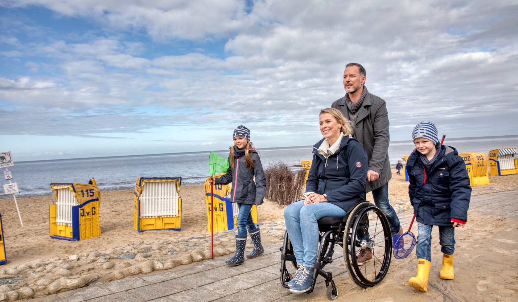 Eine Familie mit zwei Kindern, die Mutter sitzt im Rollstuhl, verbringt einen Tag in Cuxhaven., © Christian Bierwagen