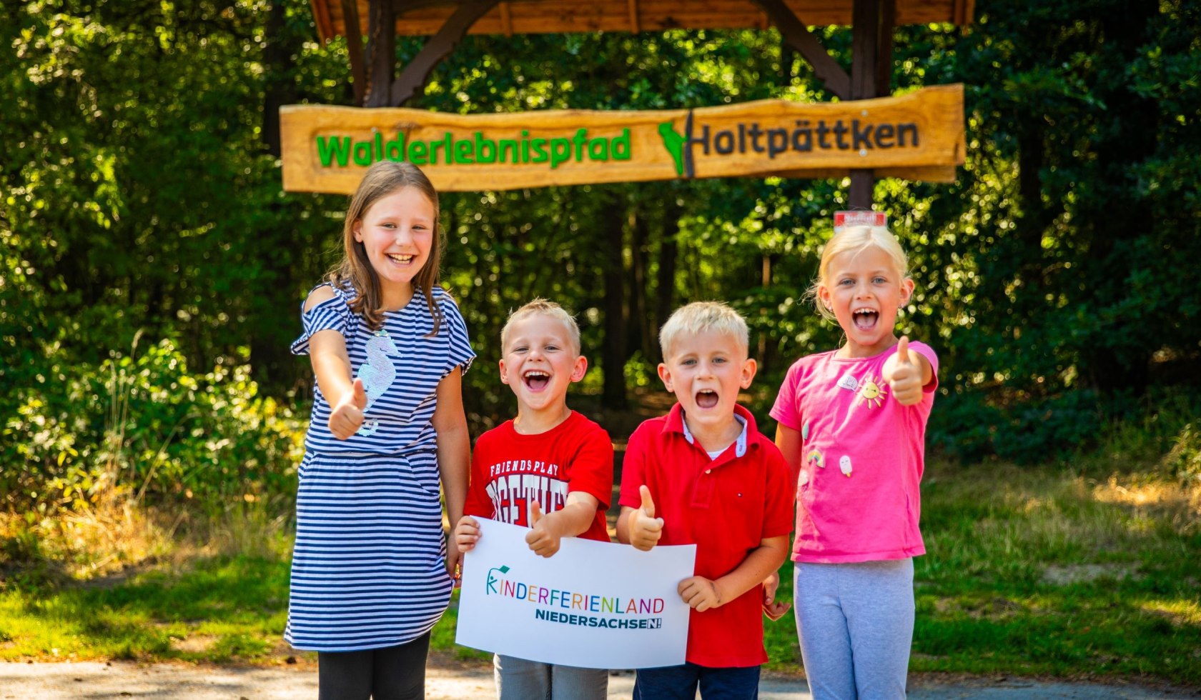 Kinder vor dem Eingang des Walderlebnispfades, © Samtgemeinde Freren/ MedienAtelier Emsland