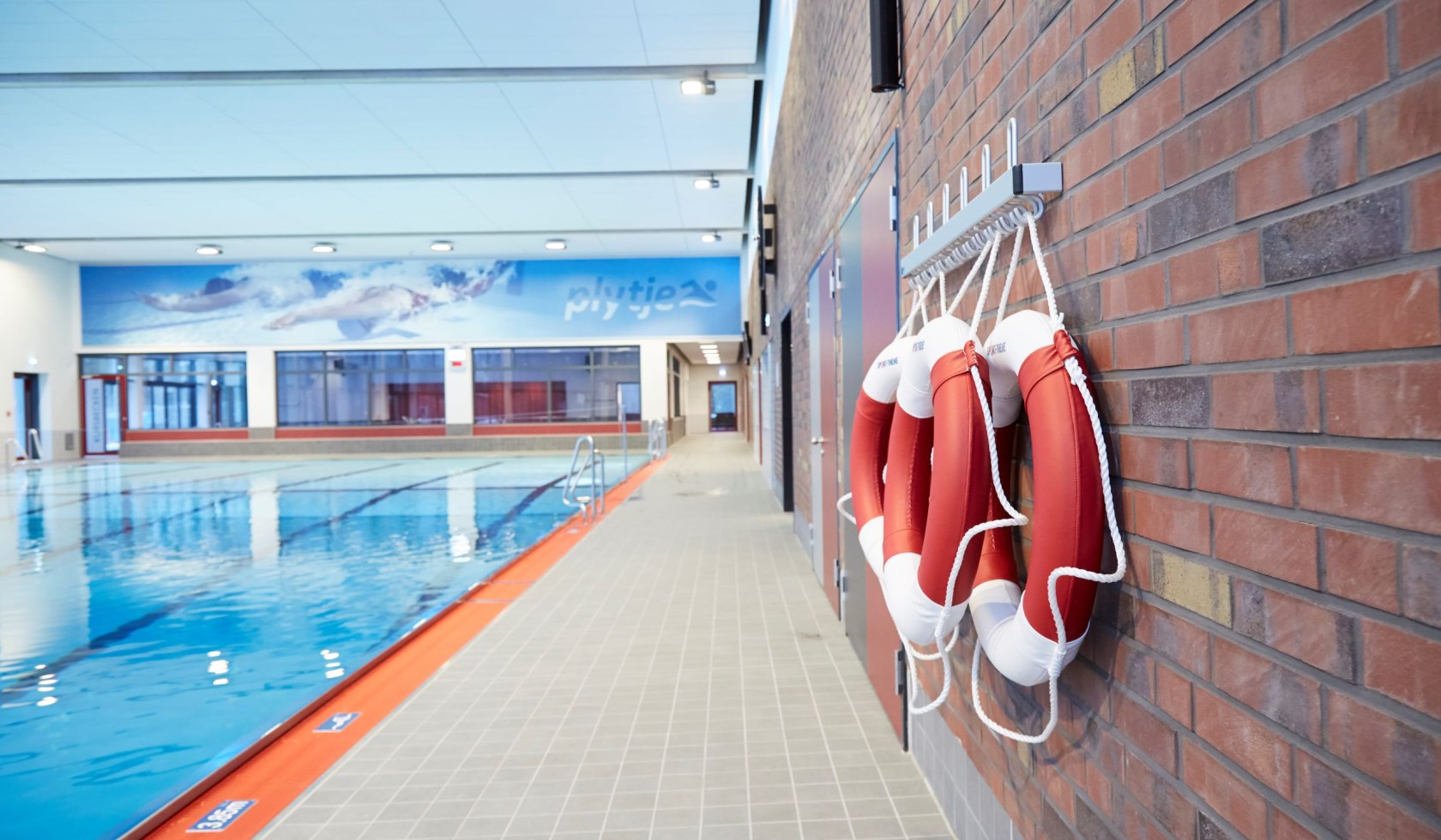 Blick auf das Sportbecken. Schwimmringe hängen an der Wand., © Plytje/ Torsten Kollmar