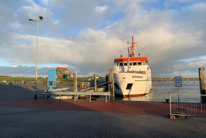 Das Fährschiff MS Spiekeroog 2 liegt im Hafen von Spiekeroog., © TMN/ Joke Pouliart