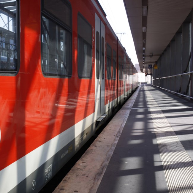 Regionalzug im Hauptbahnhof Hannover, im Vordergrund das Fahrradabteil, © TMN / Peter Hamel