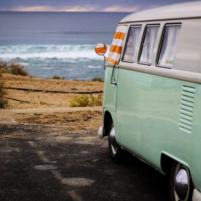 VW Bus steht an der Meeresküste, © TMN/pixabay