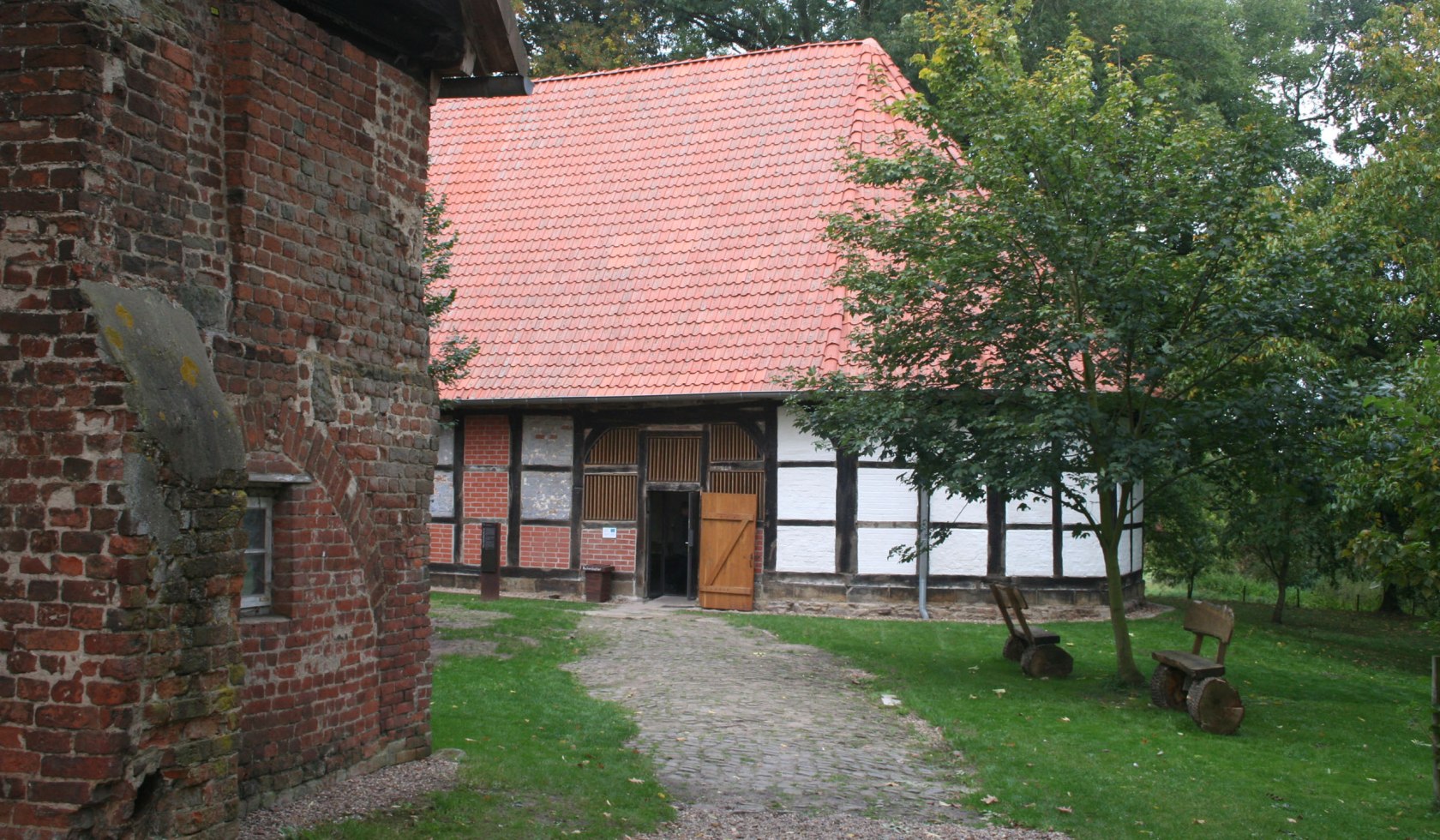 Das weiße Fachwerkhaus Kloster Schinna mit dem roten Dach., © Mittelweser-Touristik GmbH
