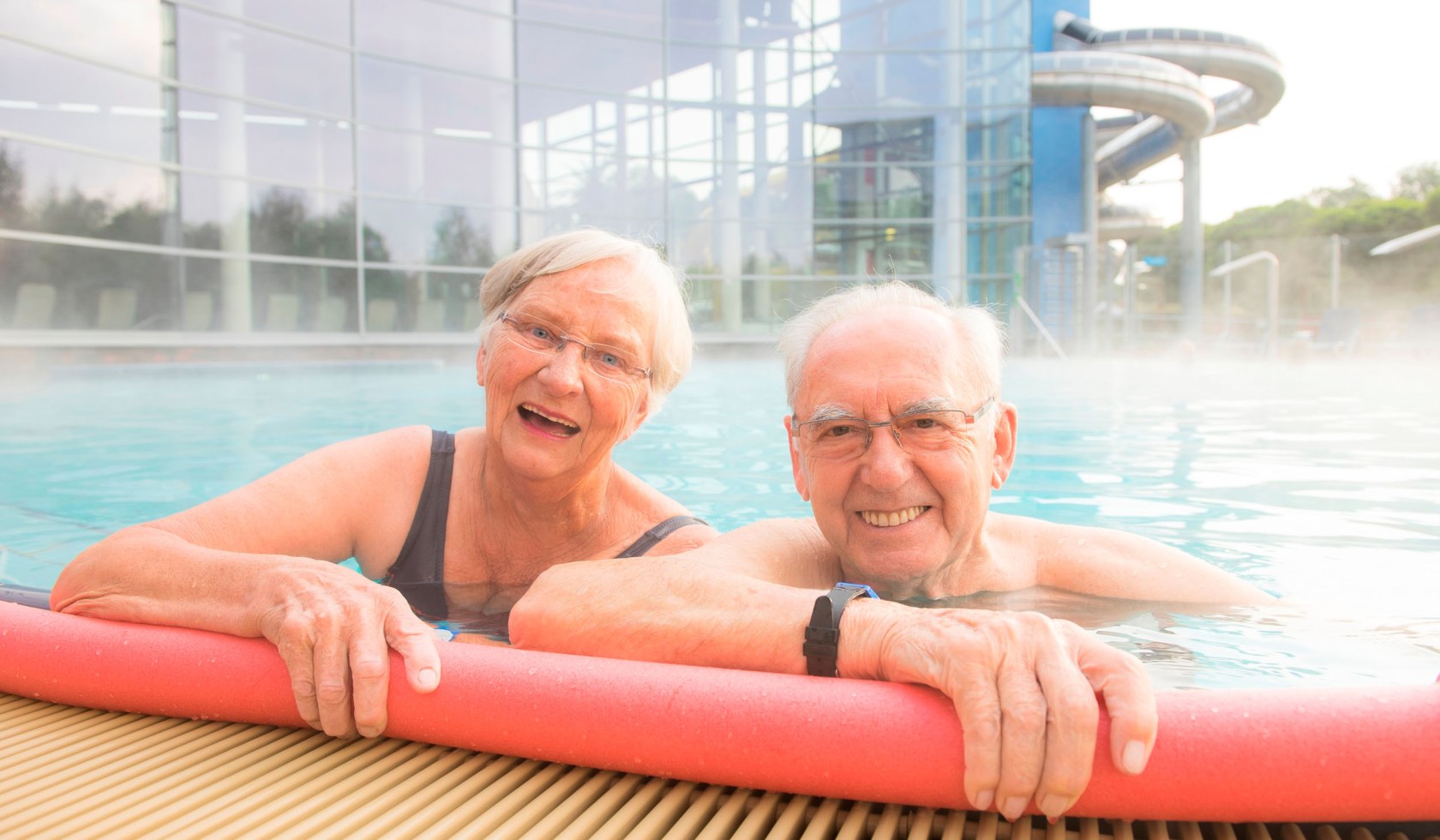 Zwei Senioren im Schwimmbecken des OLantis Huntebads, © GEUE FOTOGRAFIE / Rainer Geue