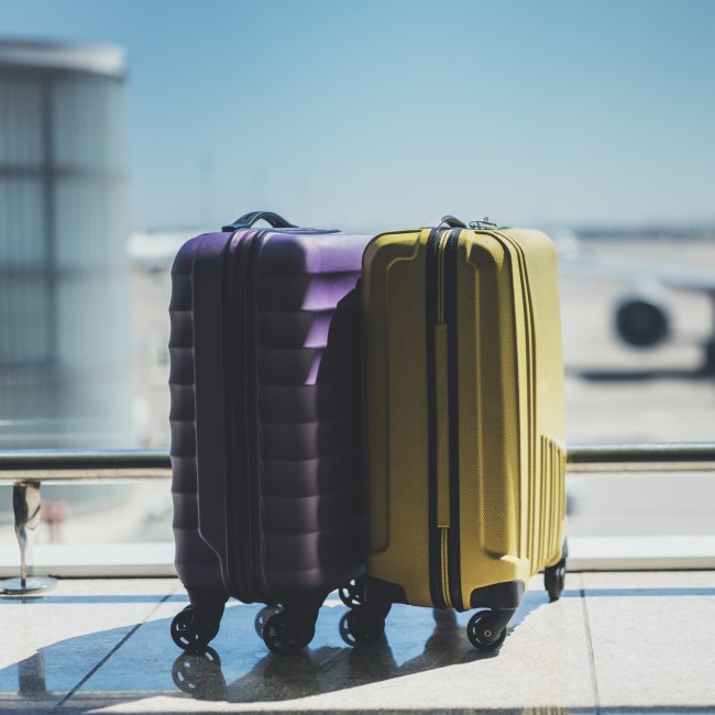 Stehende Koffer im Flughafen, © Fotolia / iana_kolesnikova