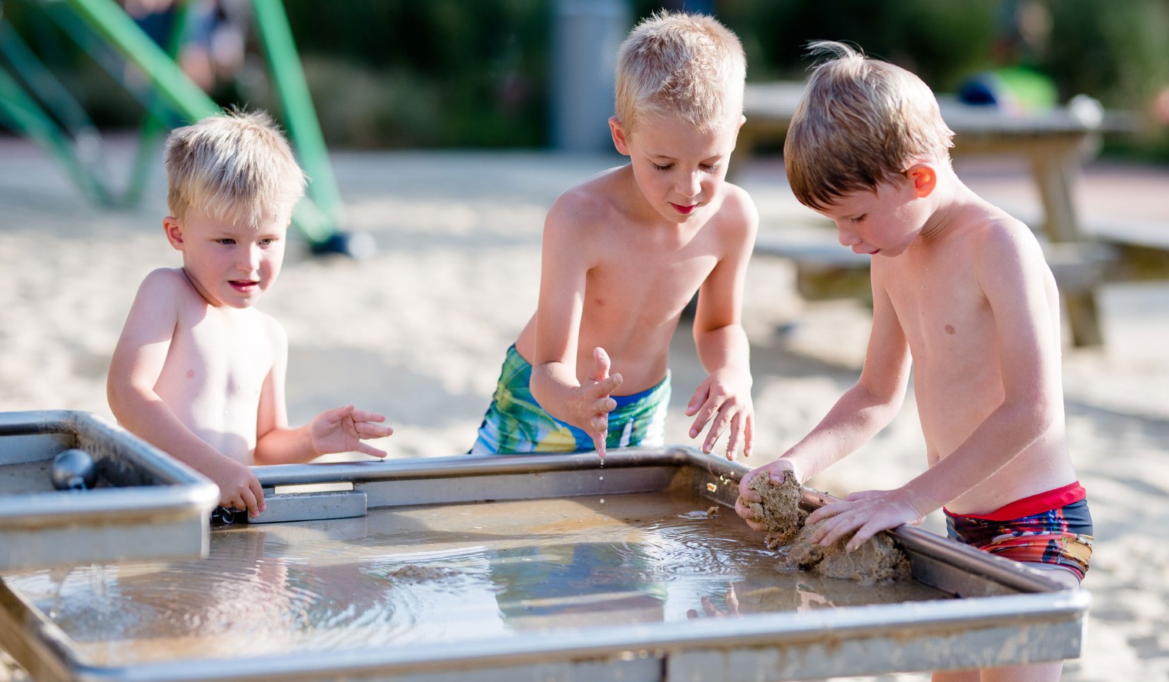 Kinder spielen mit Wasser und Sand, © bnn GmbH/ Sven Hüsemann