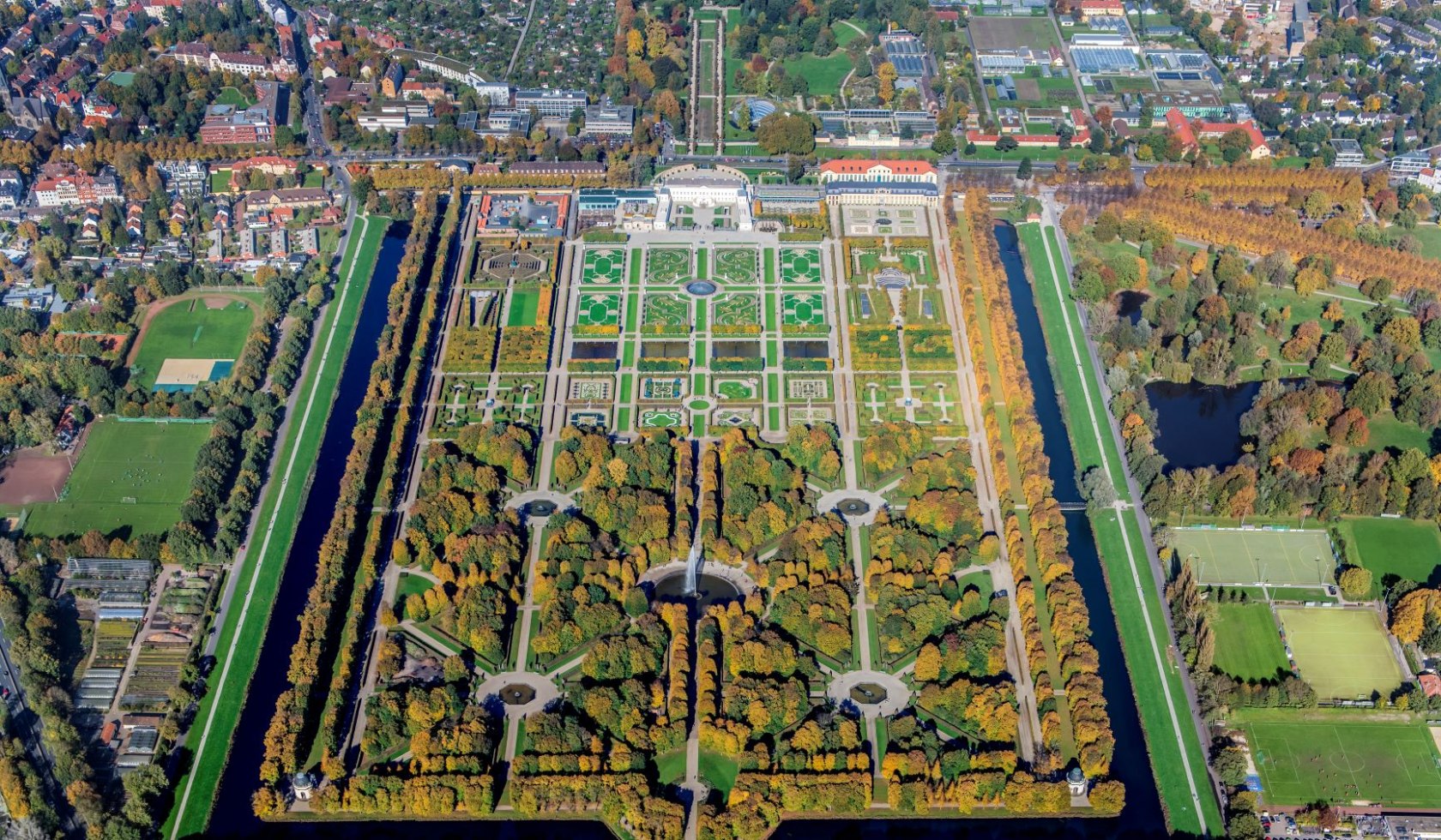 Luftaufnahme: Überblick über die Herrenhäuser Gärten in Hannover aus der Vogelperspektive, © Martin Elsen