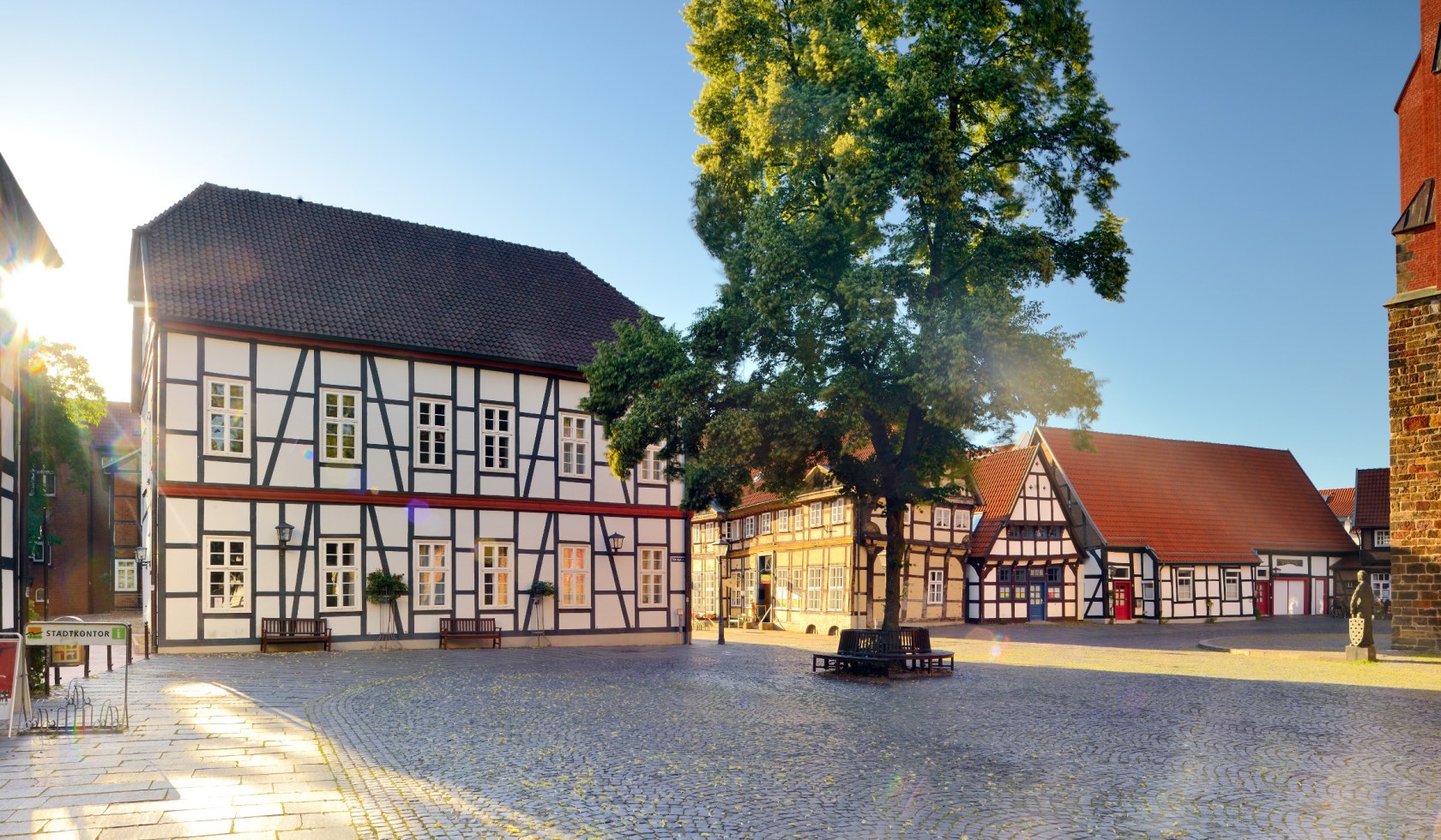 Marktplatz in Nienburg mit Fachwerkhäusern, © DZT/Carovillano