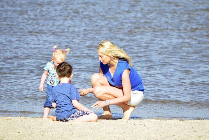 Eine Mutter sucht mit ihren beiden Kindern am Strand nach Muscheln., © Elischeba Wilde/ Pierre Wilde